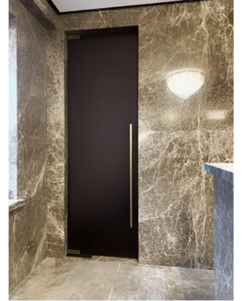 OLIVER Gold|pendulum door with door closer in gold fittings with frosted glass bronze