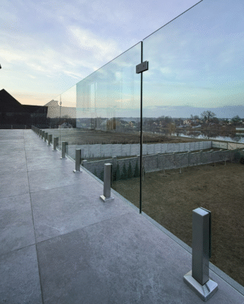 GUSTAVO|стеклянное ограждение на балкон на усиленных стойках из закаленного прозрачного стекла