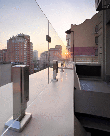 GUSTAVO|скляне огородження на терасу на підсилених стійках із загартованого прозорого скла