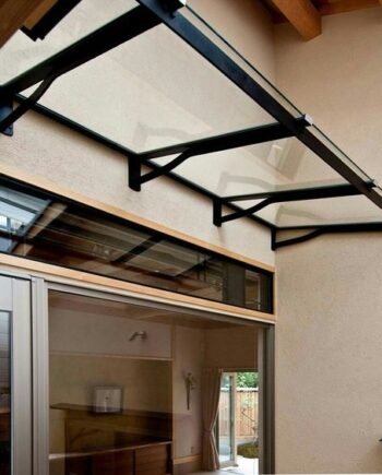 Навес стеклянный на металлическом каркасе