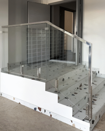 GUSTAVO|стеклянное ограждение в подъезд на усиленных стойках из закаленного прозрачного стекла