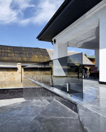 GUSTAVO|стеклянное ограждение террасы на усиленных стойках из закаленного тонированного стекла графит