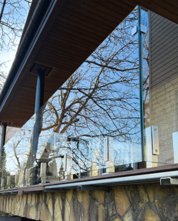 GUSTAVO|стеклянное ограждение на террасу на усиленных стойках из закаленного прозрачного стекла