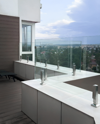 GUSTAVO|стеклянное ограждение на террасу на усиленных стойках из закаленного прозрачного стекла