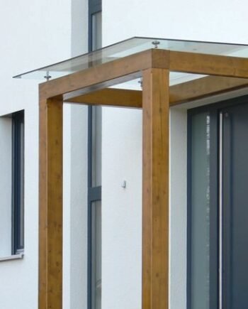 Навес стеклянный на деревянном каркасе