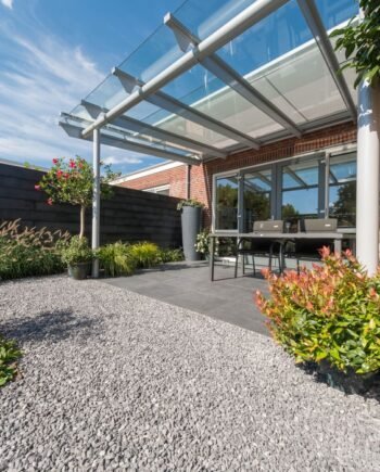 Навес стеклянный на металлическом каркасе