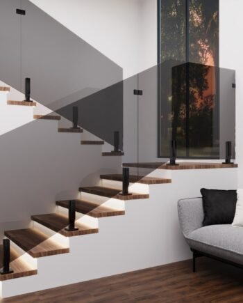 GUSTAVO Loft|стеклянное ограждение лестничных маршей на усиленных стойках черного цвета из закаленного тонированного стекла графит