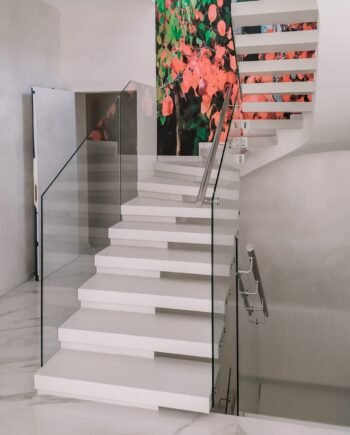 Ограждение лестницы стеклянное на точечном боковом креплении к лестнице