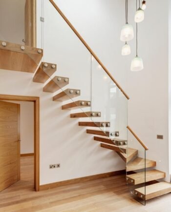 Ограждение стеклянное для лестницы с торцевым точечным креплением