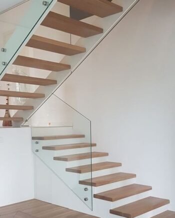 Ограждение стеклянное для лестницы с торцевым точечным креплением