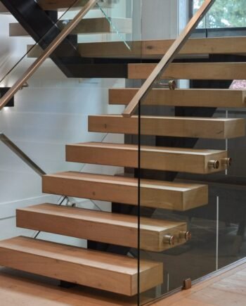 Ограждение стеклянное для лестницы с торцевым точечным креплением