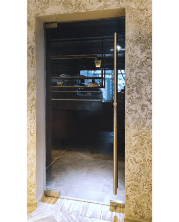 OLIVER Classic|Glass pendulum doors with a door closer to the restaurant transparent