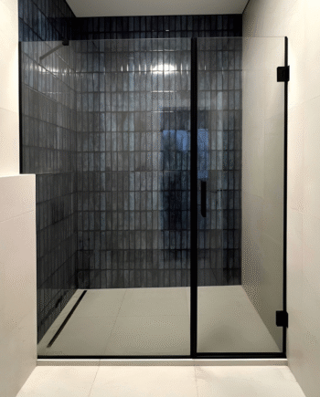 BEATRICE Loft|glass shower screen with hinged door
