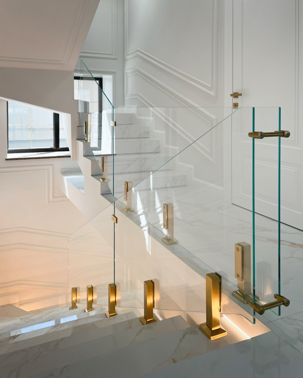 GUSTAVO Gold|скляне огородження сходів на підсилених стійках золотого кольору із загартованого надпрозорого скла діамант (4) купити з доставкою в Україні - splenko.com GUSTAVO Gold|скляне огородження сходів на підсилених стійках золотого кольору із загартованого надпрозорого скла діамант (4) купити з доставкою в Україні - splenko.com