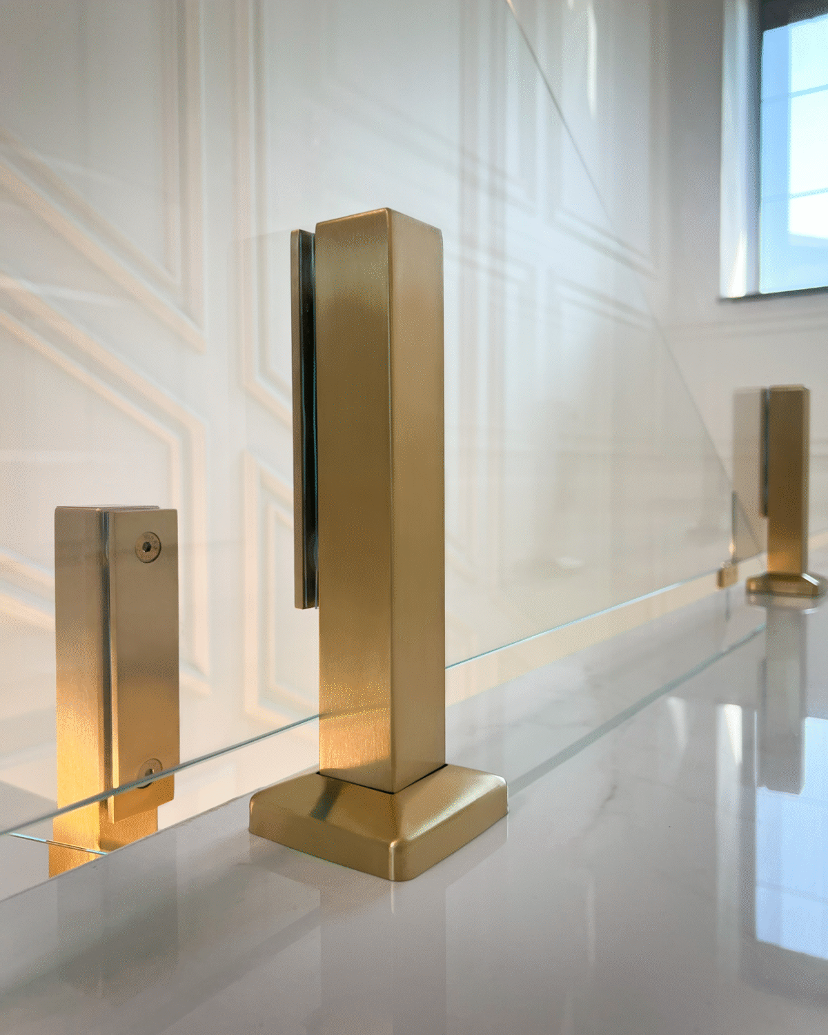 GUSTAVO Gold|скляне огородження сходів на підсилених стійках золотого кольору із загартованого надпрозорого скла діамант (13) купити з доставкою в Україні - splenko.com GUSTAVO Gold|скляне огородження сходів на підсилених стійках золотого кольору із загартованого надпрозорого скла діамант (13) купити з доставкою в Україні - splenko.com