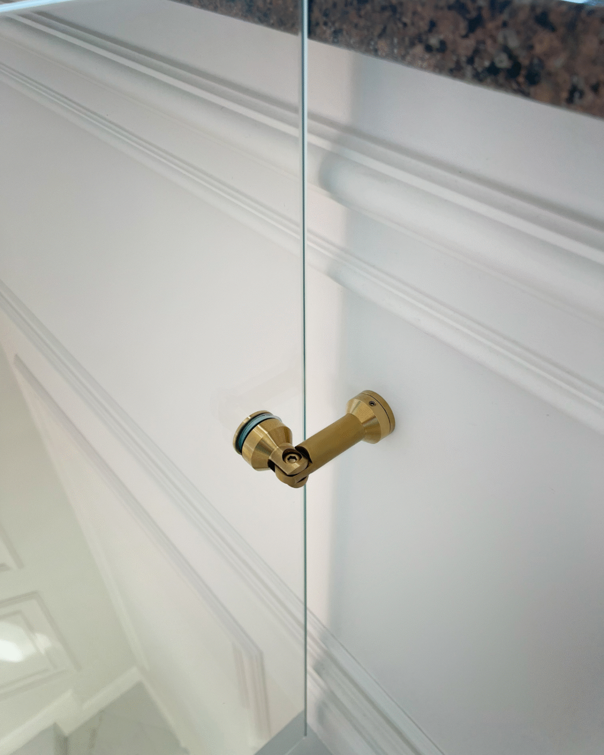 GUSTAVO Gold|скляне огородження сходів на підсилених стійках золотого кольору із загартованого надпрозорого скла діамант (14) купити з доставкою в Україні - splenko.com GUSTAVO Gold|скляне огородження сходів на підсилених стійках золотого кольору із загартованого надпрозорого скла діамант (14) купити з доставкою в Україні - splenko.com