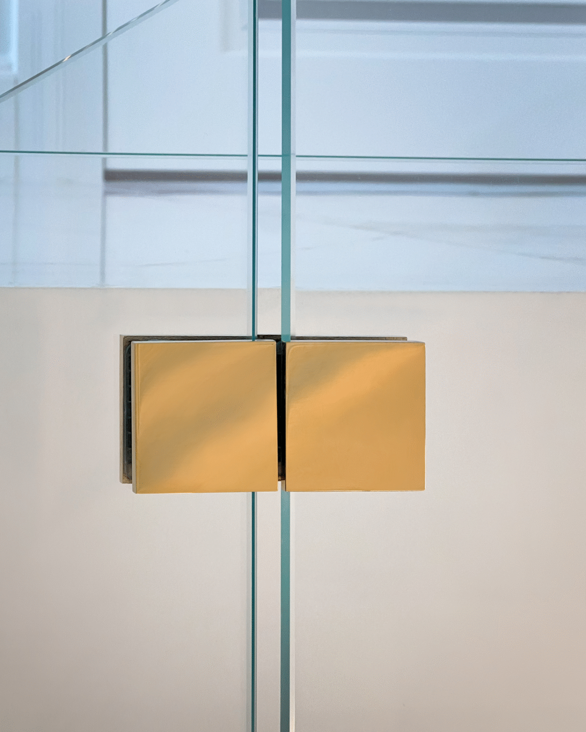 GUSTAVO Gold|скляне огородження сходів на підсилених стійках золотого кольору із загартованого надпрозорого скла діамант (15) купити з доставкою в Україні - splenko.com GUSTAVO Gold|скляне огородження сходів на підсилених стійках золотого кольору із загартованого надпрозорого скла діамант (15) купити з доставкою в Україні - splenko.com