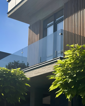 GUSTAVO Loft|glass balcony railing on reinforced black posts made of tempered tinted glass graphite