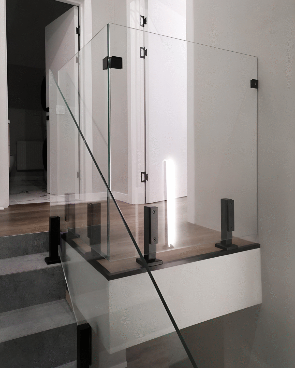 GUSTAVO Loft|скляне огородження сходів на підсилених стійках чорного кольору із загартованого прозорого скла (5) купити з доставкою в Україні - splenko.com GUSTAVO Loft|скляне огородження сходів на підсилених стійках чорного кольору із загартованого прозорого скла (5) купити з доставкою в Україні - splenko.com