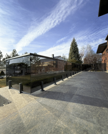 GUSTAVO Grey|стеклянное ограждение на террасу на усиленных стойках цвета антрацит из закаленного тонированного стекла графит