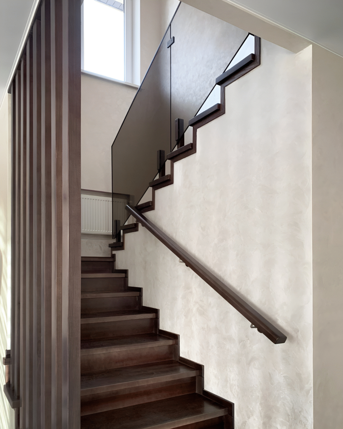 GUSTAVO Loft|скляне огородження сходових маршів на підсилених стійках чорного кольору із загартованого тонованого скла бронза (5) купити з доставкою в Україні - splenko.com GUSTAVO Loft|скляне огородження сходових маршів на підсилених стійках чорного кольору із загартованого тонованого скла бронза (5) купити з доставкою в Україні - splenko.com