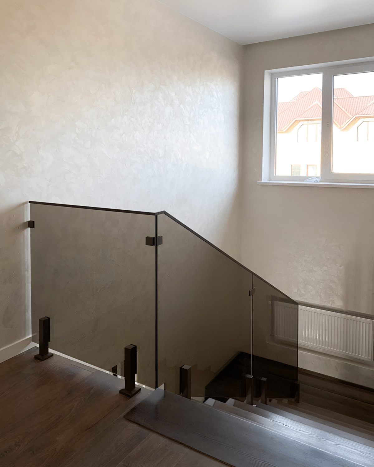 GUSTAVO Loft|скляне огородження сходових маршів на підсилених стійках чорного кольору із загартованого тонованого скла бронза (6) купити з доставкою в Україні - splenko.com GUSTAVO Loft|скляне огородження сходових маршів на підсилених стійках чорного кольору із загартованого тонованого скла бронза (6) купити з доставкою в Україні - splenko.com