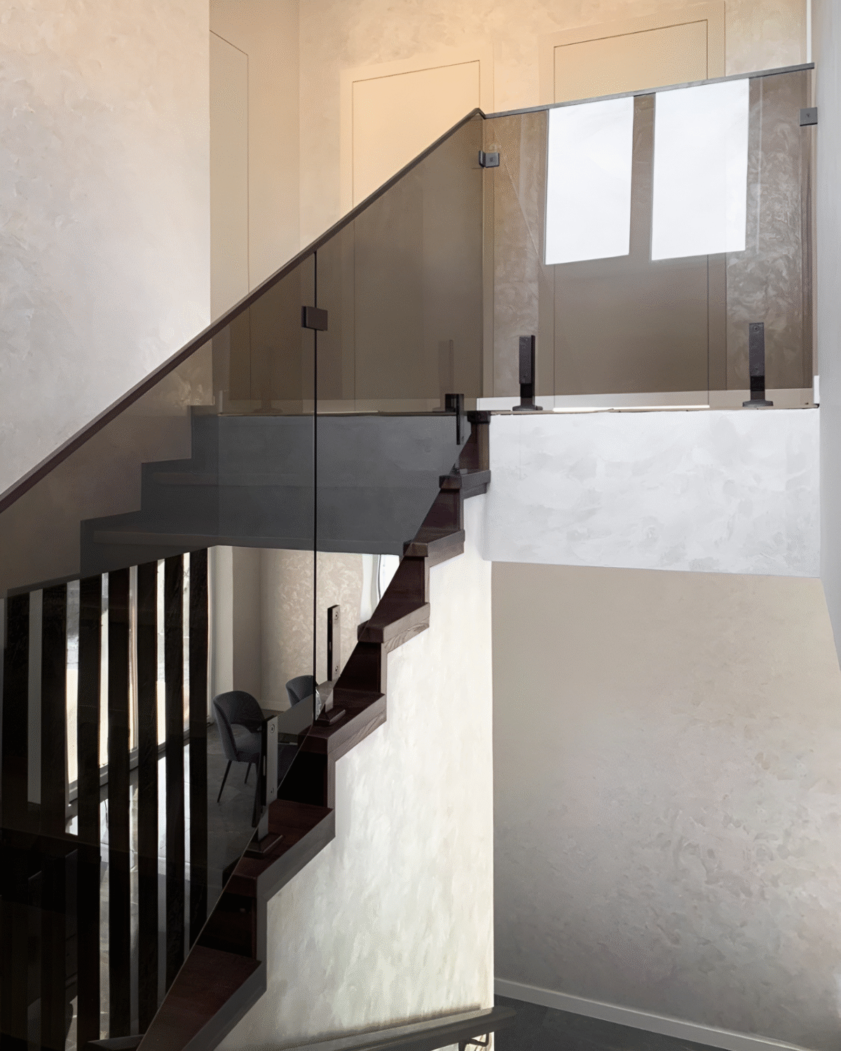 GUSTAVO Loft|скляне огородження сходових маршів на підсилених стійках чорного кольору із загартованого тонованого скла бронза (4) купити з доставкою в Україні - splenko.com GUSTAVO Loft|скляне огородження сходових маршів на підсилених стійках чорного кольору із загартованого тонованого скла бронза (4) купити з доставкою в Україні - splenko.com