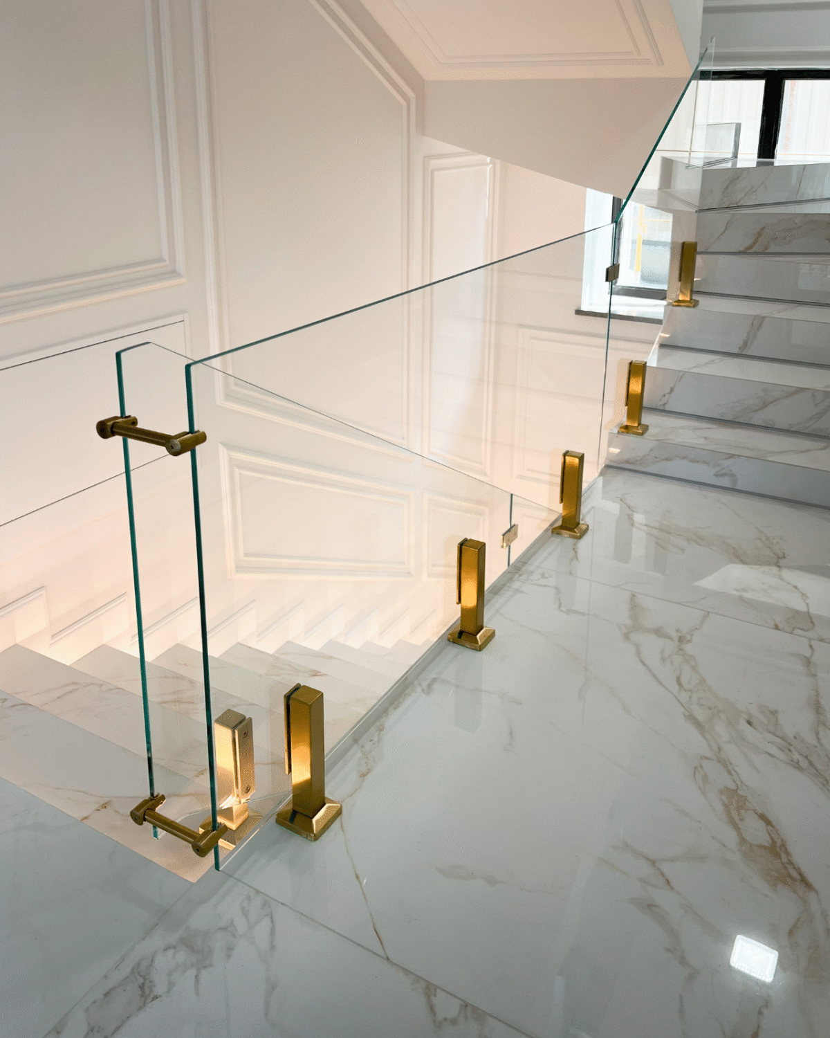 GUSTAVO Gold|скляне огородження сходів на підсилених стійках золотого кольору із загартованого надпрозорого скла діамант (8) купити з доставкою в Україні - splenko.com GUSTAVO Gold|скляне огородження сходів на підсилених стійках золотого кольору із загартованого надпрозорого скла діамант (8) купити з доставкою в Україні - splenko.com