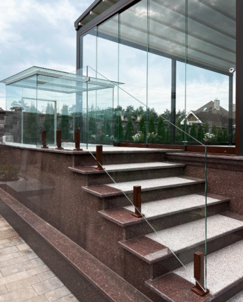 GUSTAVO Brown|стеклянное ограждение на террасу на усиленных стойках коричневого цвета из закаленного прозрачного стекла