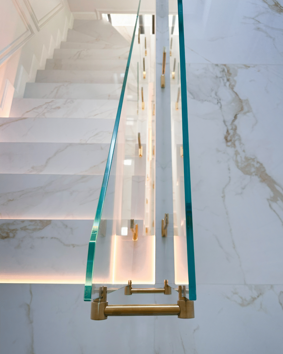 GUSTAVO Gold|скляне огородження сходів на підсилених стійках золотого кольору із загартованого надпрозорого скла діамант (9) купити з доставкою в Україні - splenko.com GUSTAVO Gold|скляне огородження сходів на підсилених стійках золотого кольору із загартованого надпрозорого скла діамант (9) купити з доставкою в Україні - splenko.com