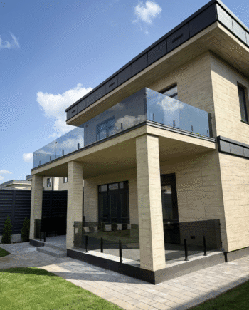 GUSTAVO Loft|стеклянное ограждение на террасу на усиленных стойках черного цвета из закаленного тонированного стекла графит