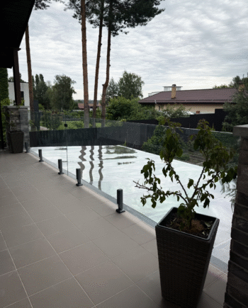 GUSTAVO Loft|стеклянное ограждение на балкон на усиленных стойках черного цвета из закаленного прозрачного стекла