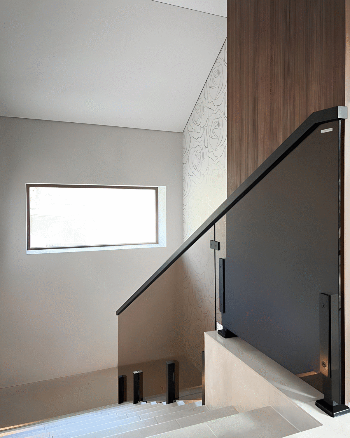 GUSTAVO Loft|скляне огородження сходових маршів на підсилених стійках чорного кольору із загартованого тонованого скла бронза з металевим поручнем (6) купити з доставкою в Україні - splenko.com GUSTAVO Loft|скляне огородження сходових маршів на підсилених стійках чорного кольору із загартованого тонованого скла бронза з металевим поручнем (6) купити з доставкою в Україні - splenko.com