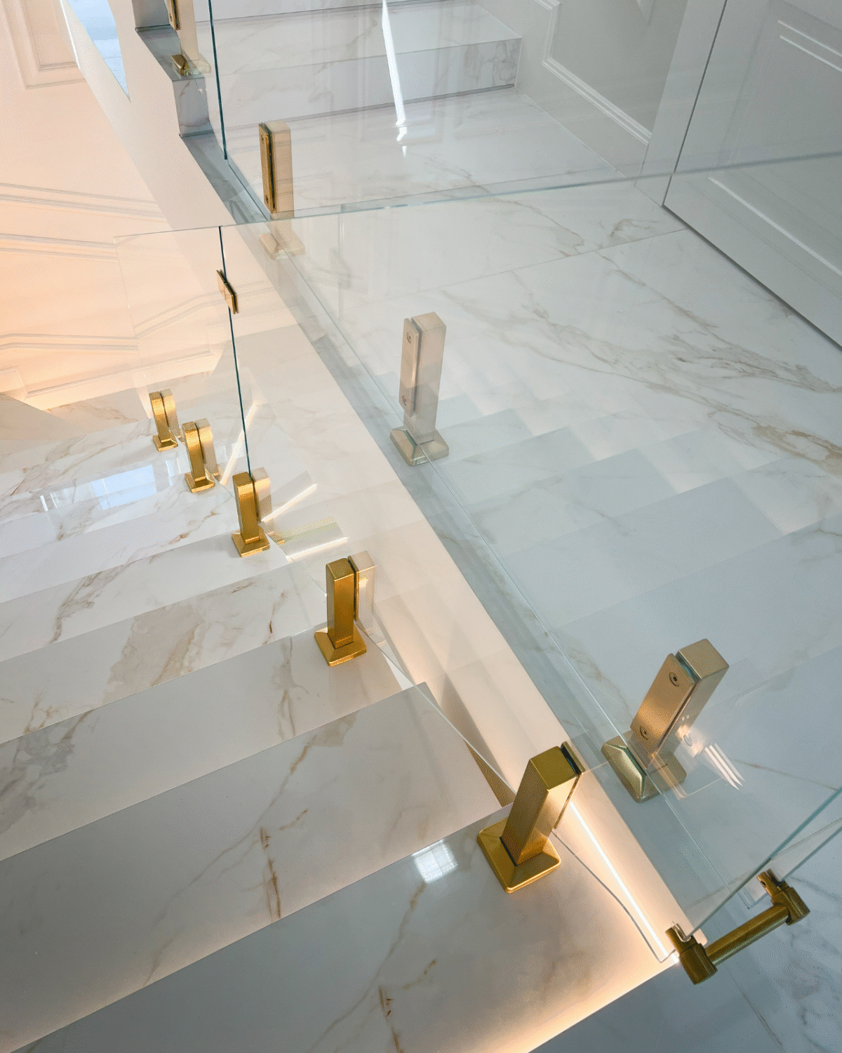 GUSTAVO Gold|скляне огородження сходів на підсилених стійках золотого кольору із загартованого надпрозорого скла діамант (10) купити з доставкою в Україні - splenko.com GUSTAVO Gold|скляне огородження сходів на підсилених стійках золотого кольору із загартованого надпрозорого скла діамант (10) купити з доставкою в Україні - splenko.com