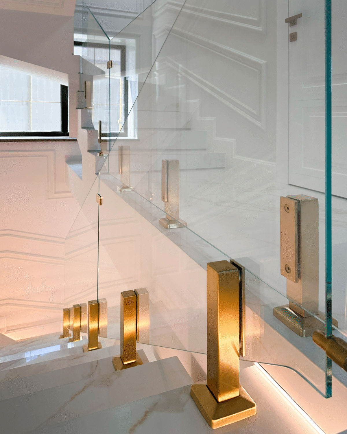 GUSTAVO Gold|скляне огородження сходів на підсилених стійках золотого кольору із загартованого надпрозорого скла діамант (11) купити з доставкою в Україні - splenko.com GUSTAVO Gold|скляне огородження сходів на підсилених стійках золотого кольору із загартованого надпрозорого скла діамант (11) купити з доставкою в Україні - splenko.com