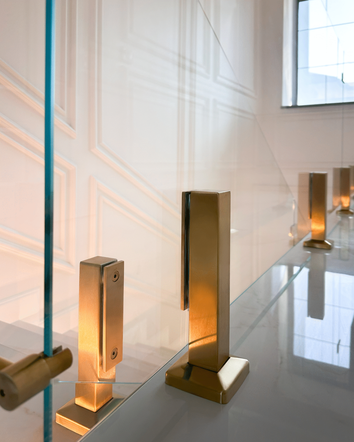 GUSTAVO Gold|скляне огородження сходів на підсилених стійках золотого кольору із загартованого надпрозорого скла діамант (12) купити з доставкою в Україні - splenko.com GUSTAVO Gold|скляне огородження сходів на підсилених стійках золотого кольору із загартованого надпрозорого скла діамант (12) купити з доставкою в Україні - splenko.com