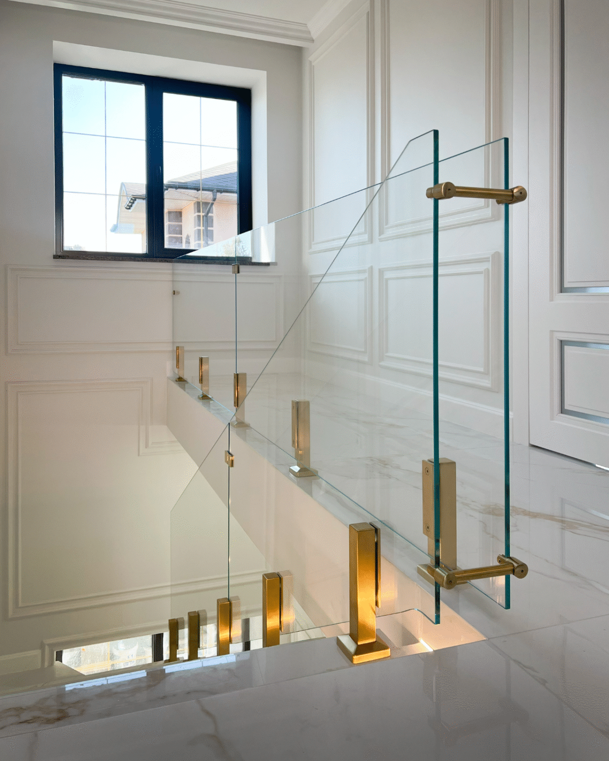 GUSTAVO Gold|скляне огородження сходів на підсилених стійках золотого кольору із загартованого надпрозорого скла діамант (5) купити з доставкою в Україні - splenko.com GUSTAVO Gold|скляне огородження сходів на підсилених стійках золотого кольору із загартованого надпрозорого скла діамант (5) купити з доставкою в Україні - splenko.com