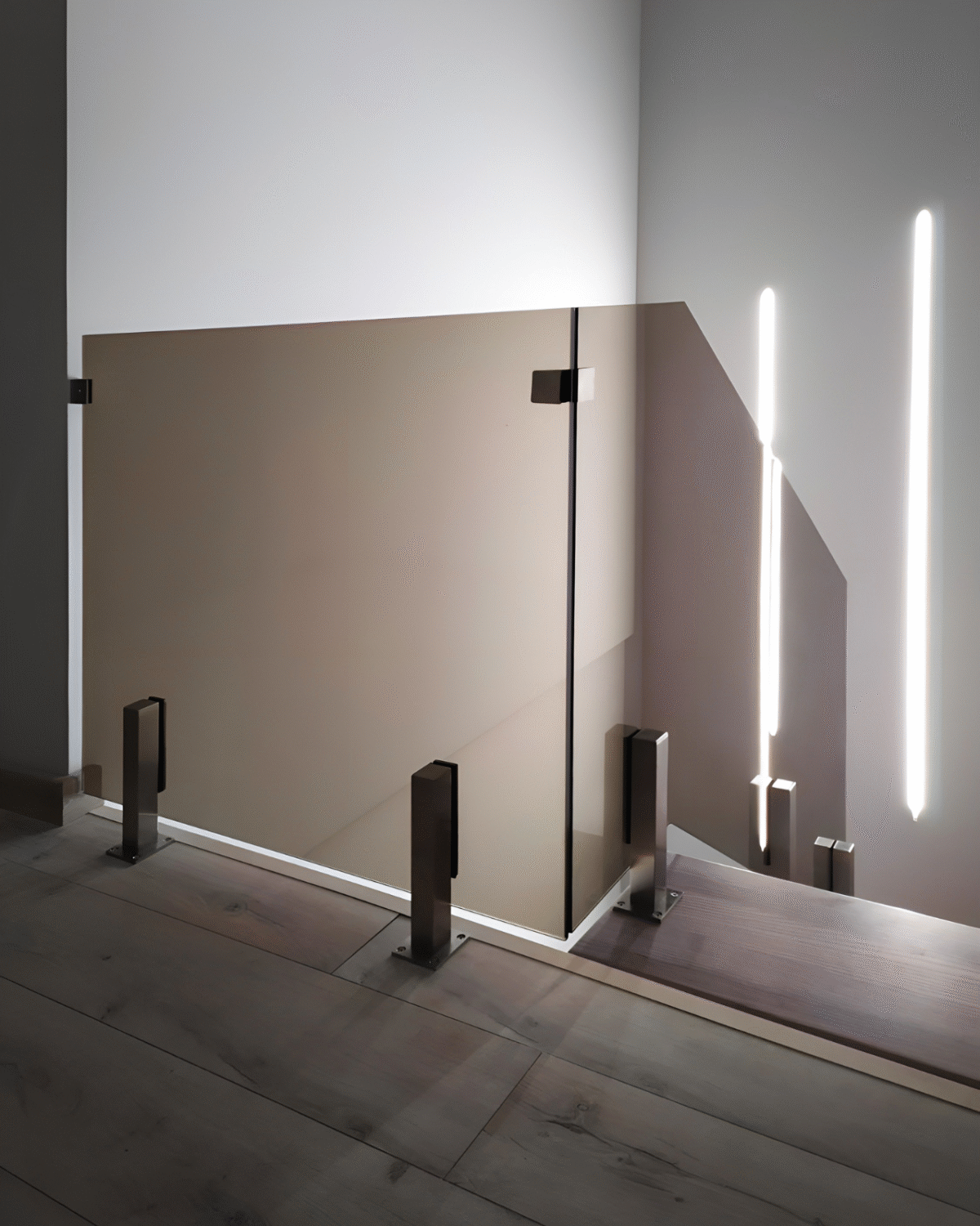 GUSTAVO Classic|скляне огородження сходових маршів на підсилених стійках із загартованого тонованого скла бронза (5) купити з доставкою в Україні - splenko.com GUSTAVO Classic|скляне огородження сходових маршів на підсилених стійках із загартованого тонованого скла бронза (5) купити з доставкою в Україні - splenko.com