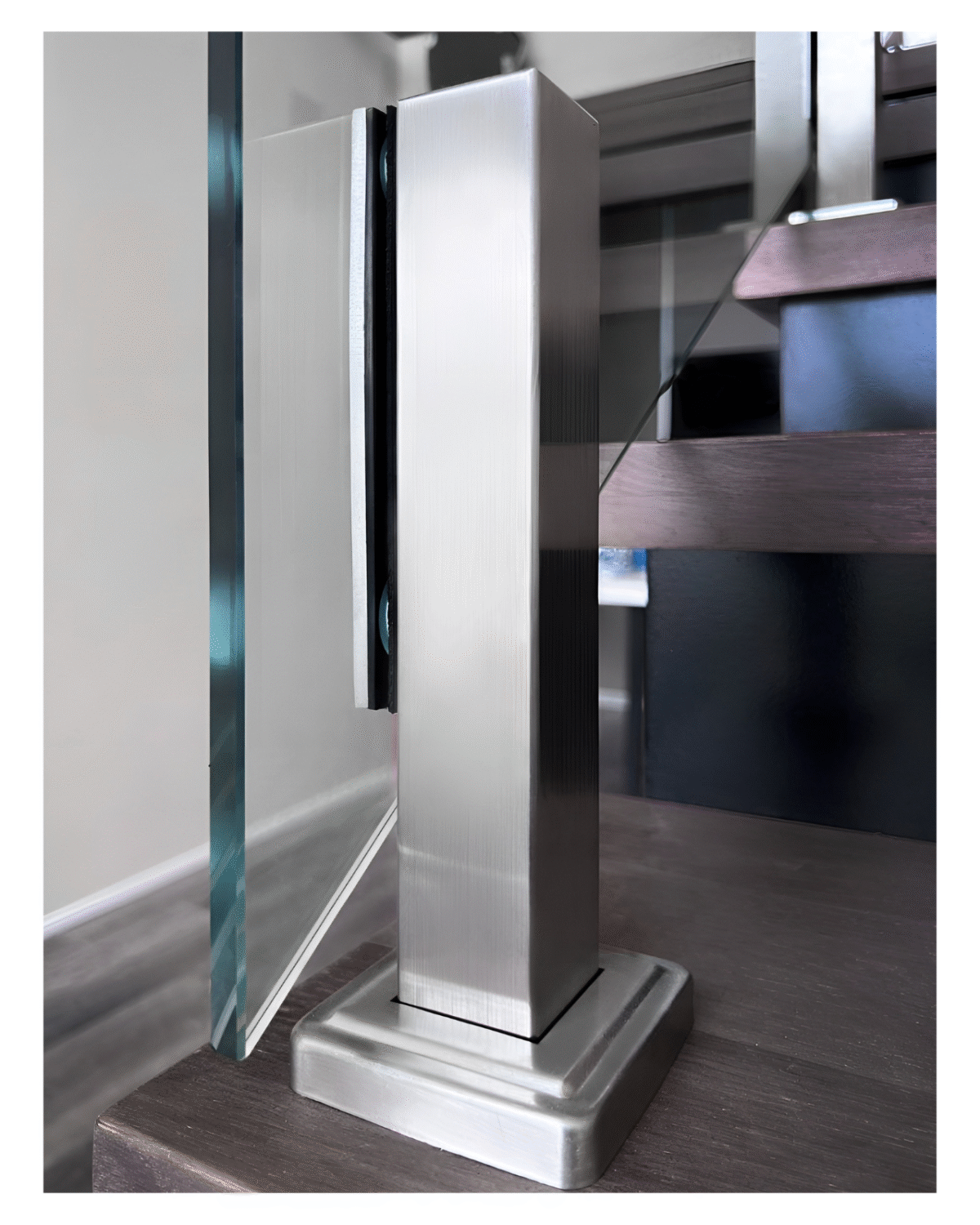 GUSTAVO Classic| glass fence for staircases on reinforced posts made of tempered clear glass (23) buy with delivery in Ukraine - splenko.com GUSTAVO Classic| glass fence for staircases on reinforced posts made of tempered clear glass (23) buy with delivery in Ukraine - splenko.com