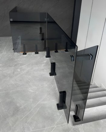 GUSTAVO Loft|скляне огородження сходових маршів на підсилених стійках чорного кольору із загартованого тонованого скла графіт