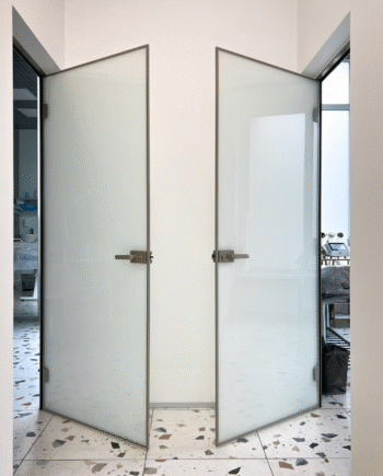 ADRIANO Beige|двері скляні триплекс матовані в алюмінієвому коробі з обрамленням в косметологію