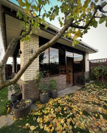 Слайдинг безрамное раздвижное остекление из закаленного стекла бронза и покраской RAL