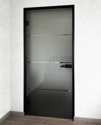 ADRIANO Black|двері міжкімнатні в чорному алюмінієвому коробі з тонованого скла графіт з матовими полосами