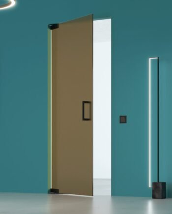 OLIVER Black|двери маятниковые с доводчиком в черной фурнитуре из матированного стекла бронза