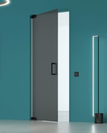 OLIVER Black|двери маятниковые с доводчиком в черной фурнитуре из матированного стекла графит