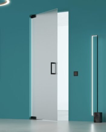 OLIVER Black|двери маятниковые с доводчиком в черной фурнитуре из матированного стекла