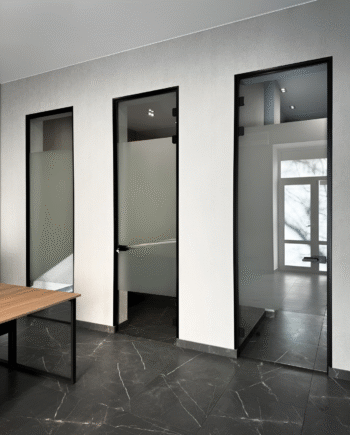 ADRIANO Black|двері міжкімнатні в офіс в чорному алюмінієвому коробі з прозорого скла з частковим матуванням інтим-зони