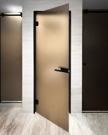 ADRIANO Black|двері міжкімнатні в туалет в чорному алюмінієвому коробі з матованого скла бронза (9) купити з доставкою в Україні - splenko.com