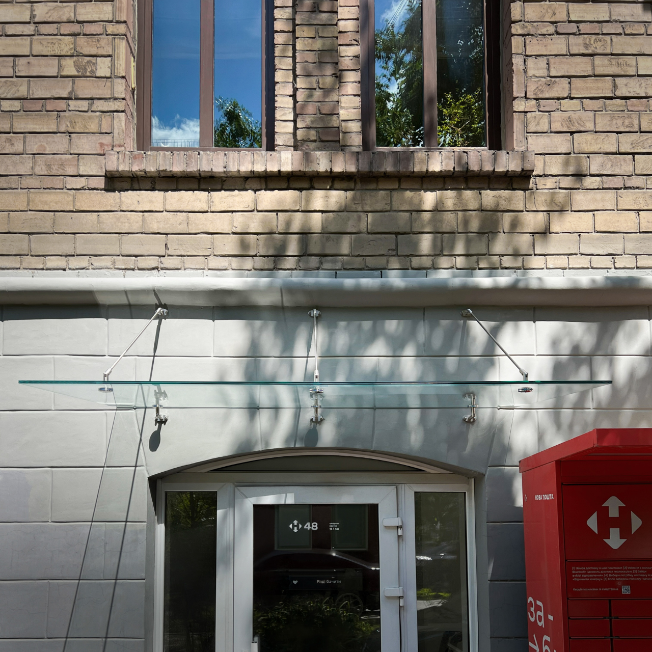 Fabrizio|скляний навіс над входом на трьох вантах — загартоване прозоре скло (11) купити з доставкою в Україні - splenko.com Fabrizio|скляний навіс над входом на трьох вантах — загартоване прозоре скло (11) купити з доставкою в Україні - splenko.com