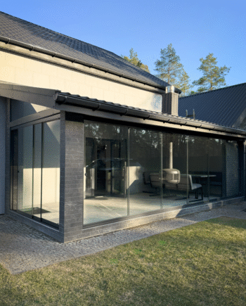 Слайдинг-система раздвижная для безрамного остекления террасы цвета антрацит из прозрачного стекла